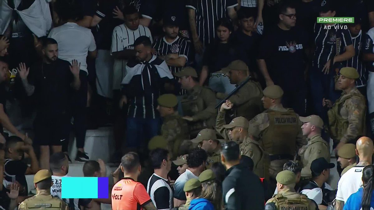 Mais uma cena patética da polícia brasileira. A situação estava controlada, e começaram a bater nos torcedores do corinthians. patéticos!