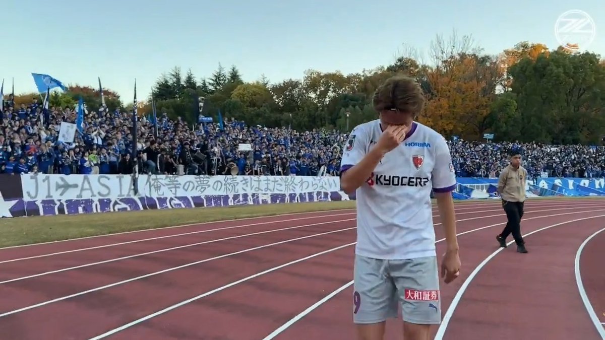 2022年までの計5シーズン半、#FC町田ゼルビア に所属した #平戸太貴 選手がゴール裏へ👏 スタンドに見えたのは、 サポーターが大切にしてきた「10」の数々💙 懐かしい声に思わずこみ上げる、平戸選手との再会でした✨ 平戸太貴 #1130京都 #zelvia #sanga