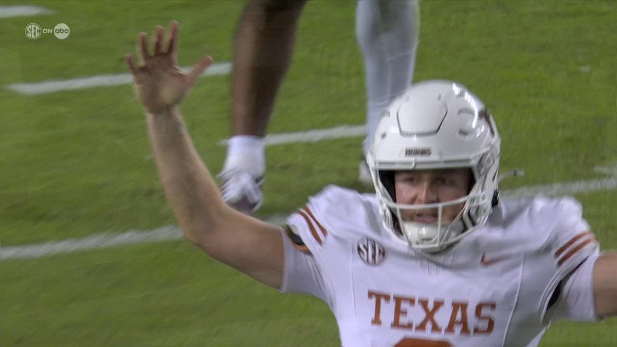 QUINN EWERS WITH AN ABSOLUTE DIME TO JAYDON BLUE WHO SOMEHOW HAULS IT IN FOR THE TD 🔥