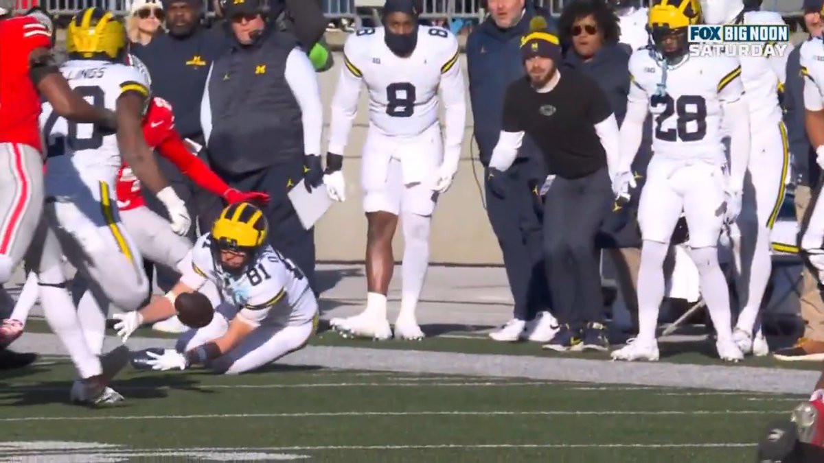 They moved the chains, and they shortened 𝘛𝘩𝘦 𝘎𝘢𝘮𝘦. Here's a look back at a pair of Michigan Football 3rd down conversions that helped the Wolverines upset No. 2 Ohio State 👇 #B1GFootball