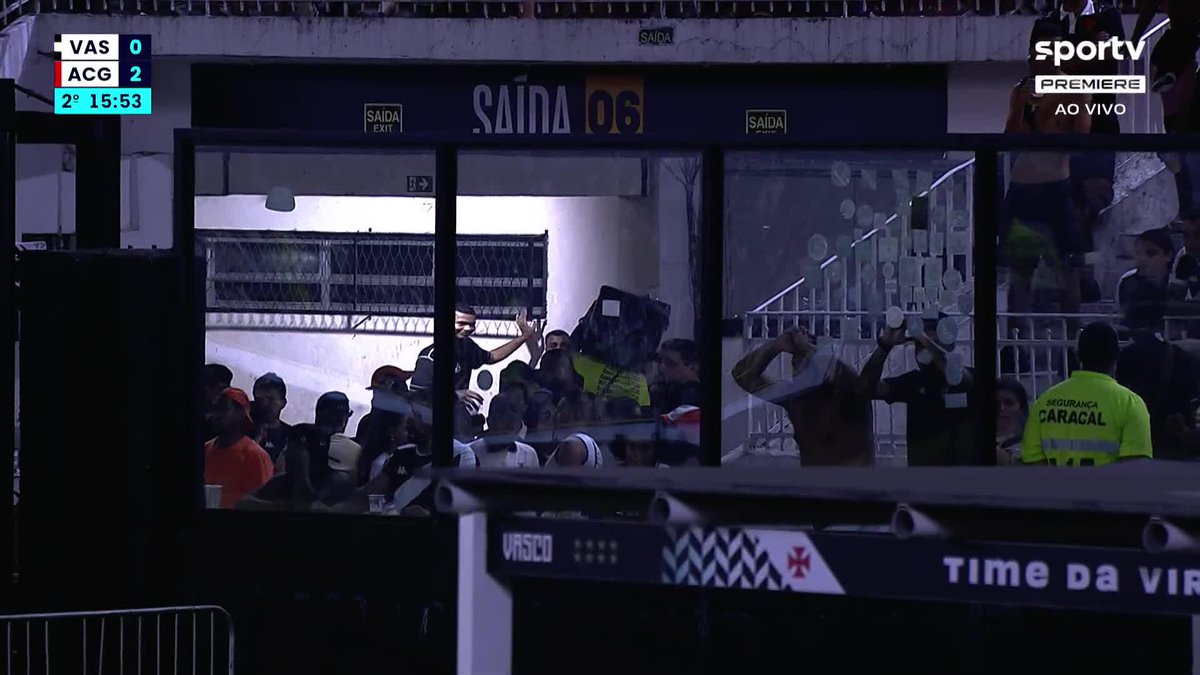 Alguns torcedores do Vasco começaram a deixar São Januário depois do segundo gol do Atlético-GO.