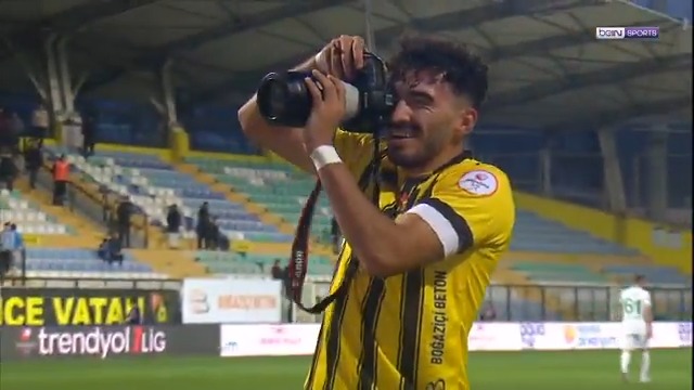 İstanbulspor oyuncusu Emir Kaan Gültekin, attığı gol sonrası foto muhabirinin elinden makineyi alarak muhabirin fotoğrafını çekti.