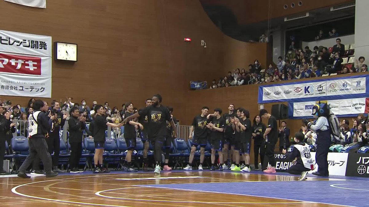 試合後に#54 ダバンテ・ガードナー選手の史上初となるB1個人通算10,000得点を記念したセレモニーが行われました🎉 改めておめでとうございます❗️🎊🎊 #シーホース三河 #超えていけ