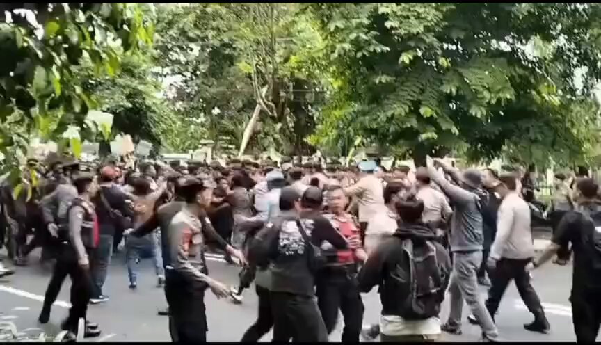 terpantau jl.kusumanegara, infone demo opo iki dab? kok situasine rodo keosss..🤔