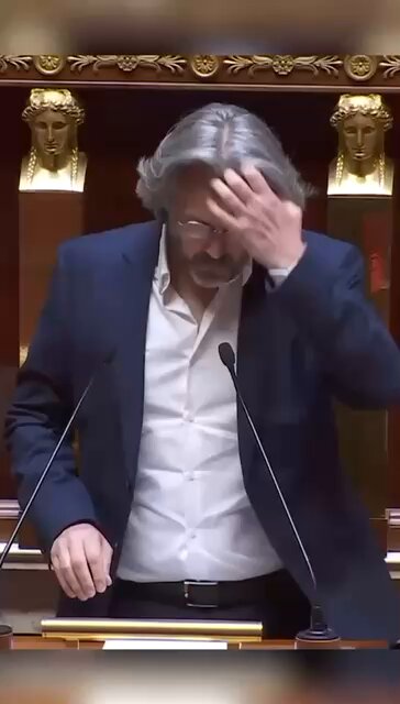 Video édifiante sur le député Aymeric Caron (ancien journaliste, paraît-il, lol) qui s’illustre en relayant fake news et tweets complotistes de comptes ouvertement antisémites. 2 constats : - Rappelons que 70 % de ses tweets sont consacrés au conflit israélo-Hamas et qu’il les publie durant ses heures de présence à l’Assemblée nationale, aux frais du contribuable. - Son ignorance crasse et abyssale du conflit israélo-Hamas fait de lui, avec les tweets qu’il relaye un petit télégraphiste de plus au service des terroristes du Hamas. Rappelez vous en quand il faudra voter