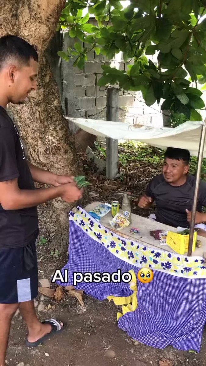 Qué tiempos aquellos...yo recuerdo en los 80 los intercambios, el amigo secreto, las misas de madrugadas, las gaitas de Sin Rencor, Orinoco, los Mensajes navideños de RCTV y Venevision ....de compartir con mis amigos del barrio y claro las minitecas....