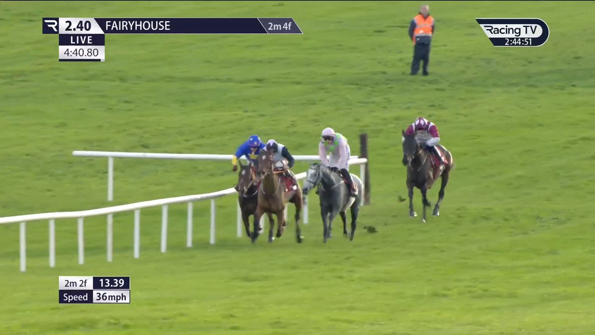 What a sensational performance ✈️ Lossiemouth beats Teahupoo without coming off the bridle under Paul Townend for Willie Mullins. 😍 That was incredible to watch live!