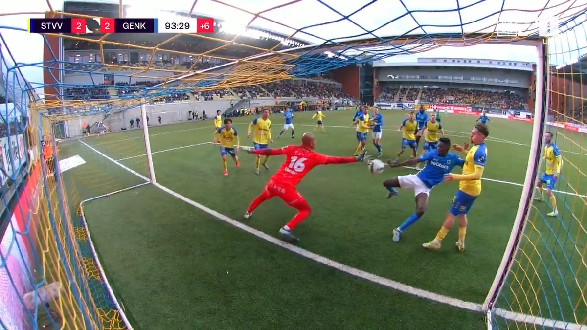 🧐 | Werd dit doelpunt van KRC Genk terecht goedgekeurd? ✋👀 #STVGNK