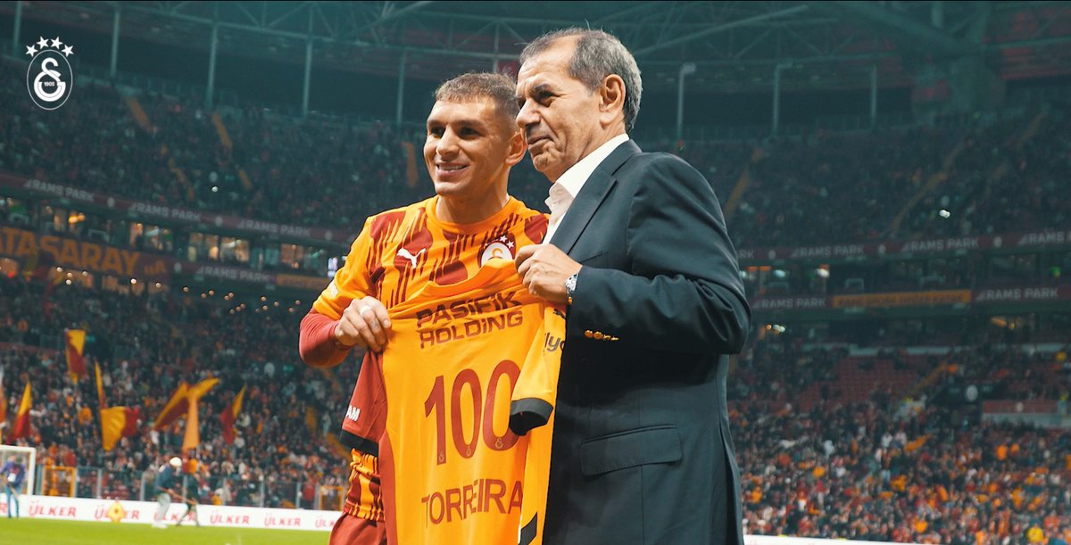 Sarı kırmızılı formamızla 1️⃣0️⃣0️⃣ maçı geride bırakan Lucas Torreira #LT14'ya, Galatasaray Spor Kulübü Başkanı Dursun Aydın Özbek tarafından plaket ve kendisine özel hazırlanan forma hediye edildi. 💛❤️