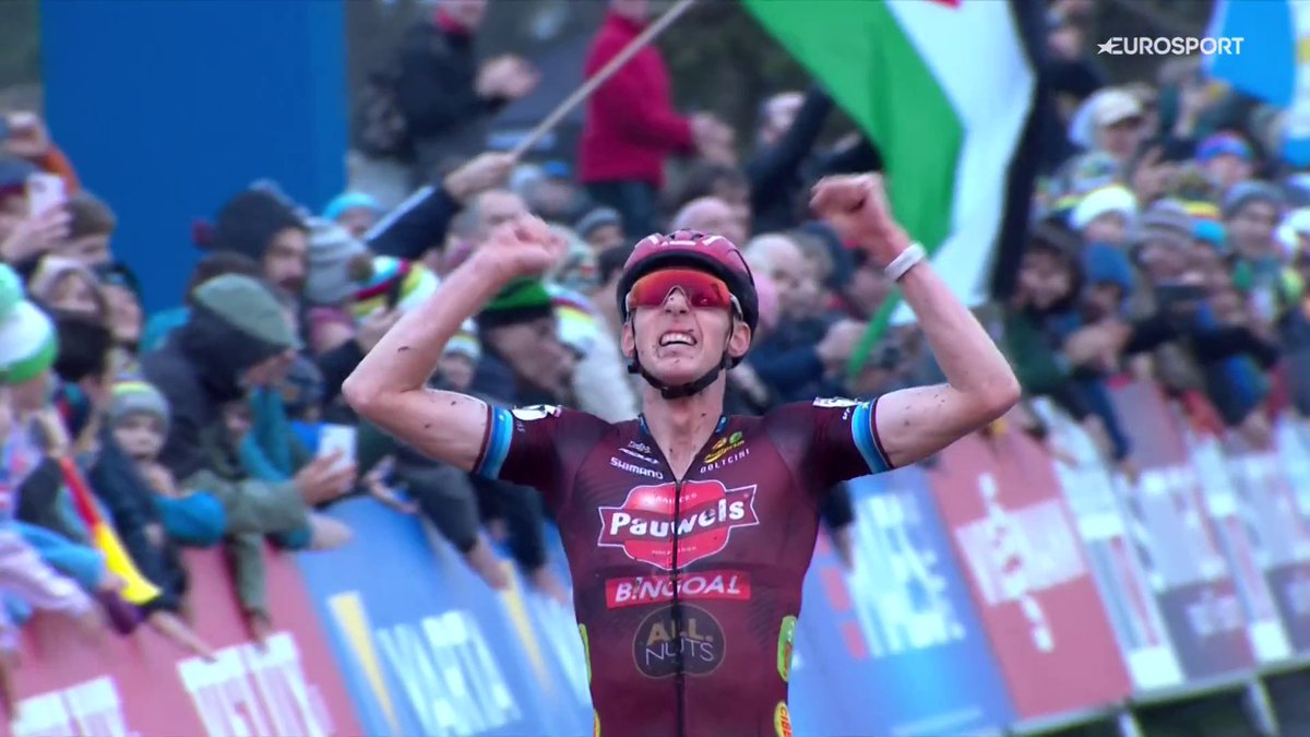 UN TERCERO HISTรRICO. ๐๐ ๐๐๐๐๐๐๐๐ ๐๐๐
๐๐๐๐๐๐. Un enorme Felipe Orts Lloret logra el primer podio espaรฑol en una Copa del Mundo en Dublรญn en el triunfo de Michael Vanthourenhout. #CXWorldCup #FLCS
