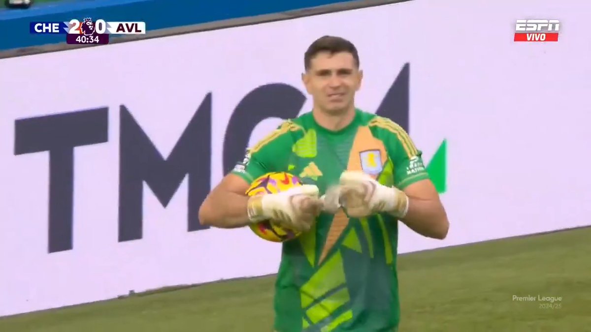 ✅ ¡Lo del “Dibu” Martínez es una 𝐕𝐄𝐑𝐆𝐔̈𝐄𝐍𝐙𝐀! Se hizo el lesionado para no ser culpable de la 𝐃𝐄𝐁𝐀𝐂𝐋𝐄 del Aston Villa ante el Chelsea que lo VAPULEO. ¡𝐒𝐎𝐁𝐑𝐄𝐕𝐀𝐋𝐎𝐑𝐀𝐃𝐎!