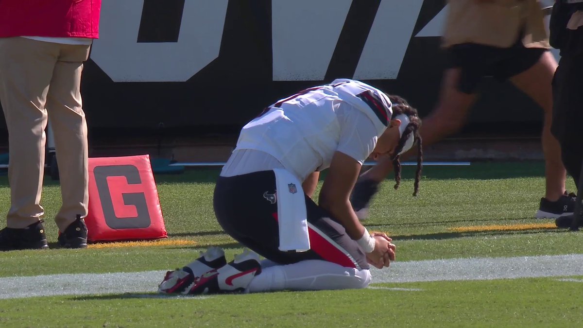 Powerful: #Texans star QB CJ Stroud leads his team onto the field before today's game and drops to his knees in prayer to God. What a role model! ❤️
