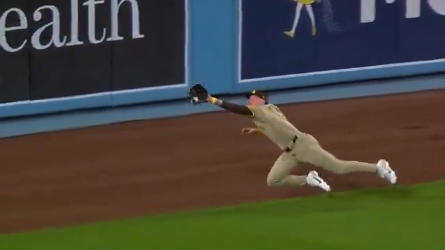 Play No. 80 of 2024: Jackson Merrill lays out to rob Shohei Ohtani 😤
