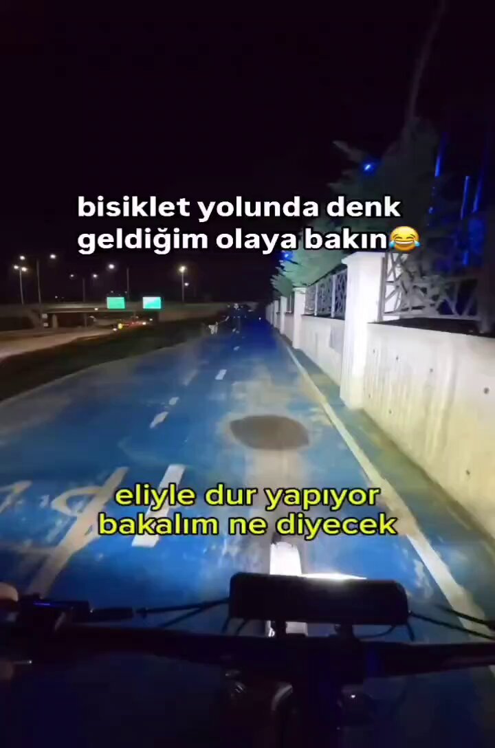 Bisiklet yolunda köpek gezdiren şahıs bisiklet sürücüsüne tepki gösterdi.