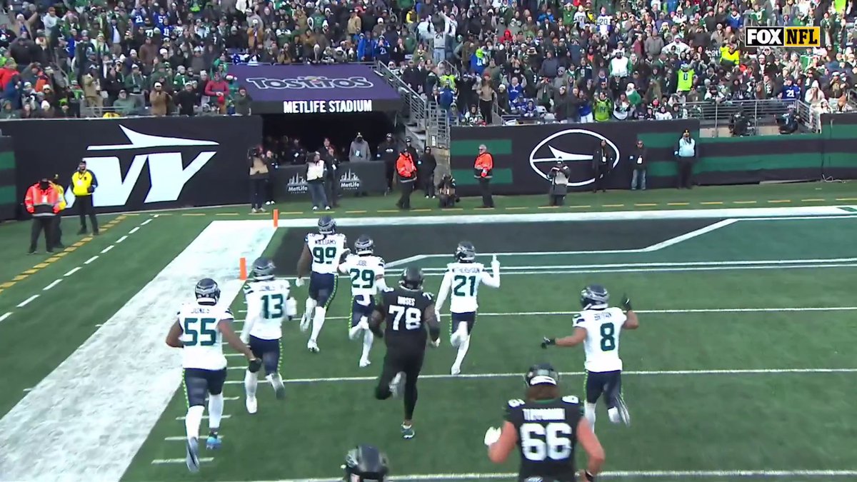 🚨 BIG MAN PICK-SIX ALERT 🚨 Leonard Williams takes it to the house! 👏