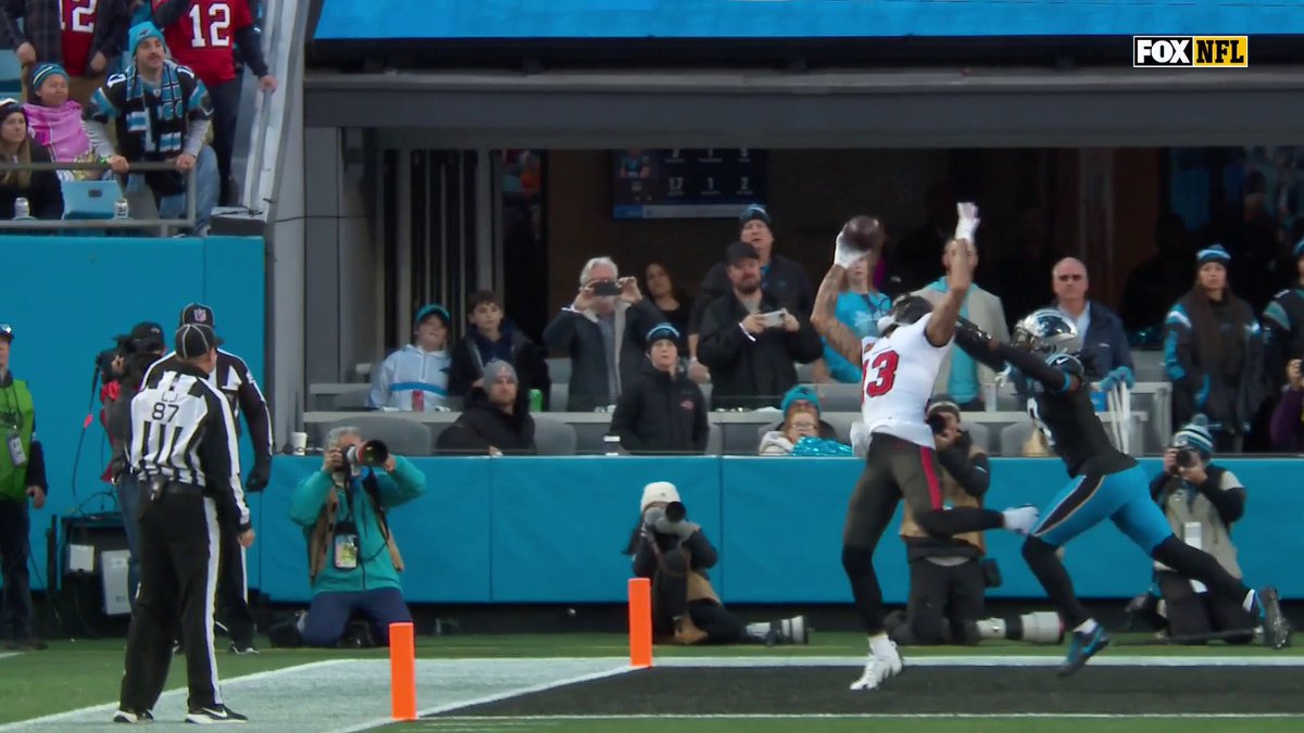 ONE-HANDED TOUCHDOWN FOR MIKE EVANS! 😮‍💨 📺: FOX