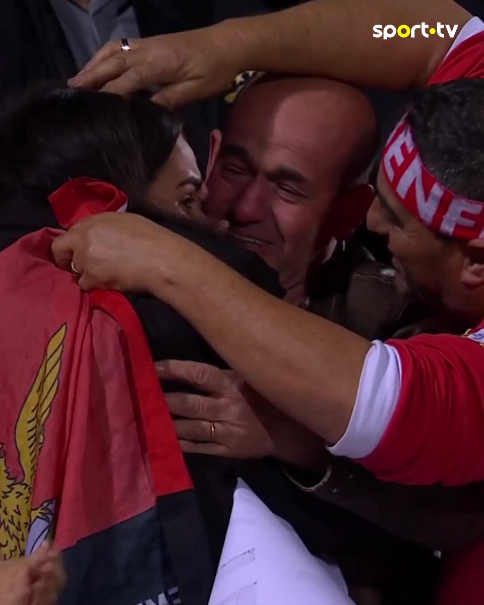 Ángel Di María gave his shirt to these Benfica fans and their reactions were incredible 🥺 (via sport tv)