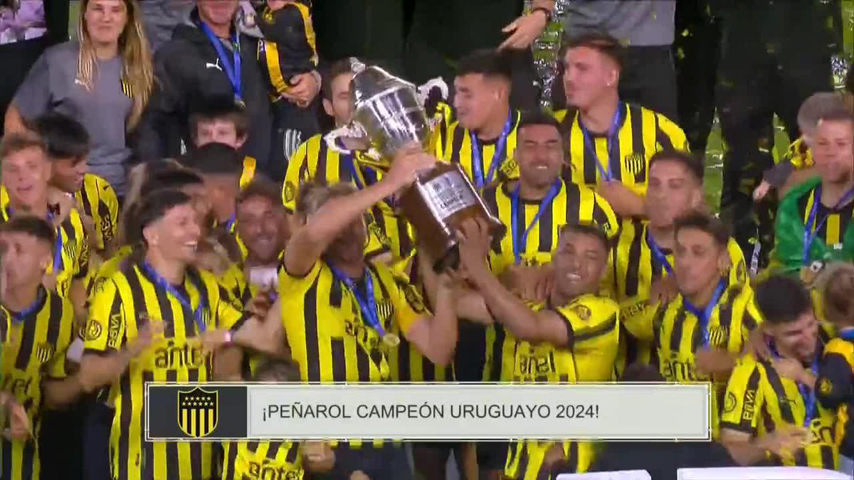 🏆 ¡PEÑAROL CAMPEÓN URUGUAYO! 🏆 La copa al cielo y el festejo del Carbonero, celebrando el título de la temporada 2024. ▶️ Más 🇺🇾 #CampeonatoUruguayo en #DisneyPlus Premium.