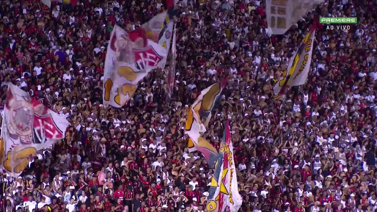 Jogadores do Vitória em união com a torcida fazem grande festa no Barradão. O time superou o Fortaleza por 2 a 0 e garante permanência na Série A!
