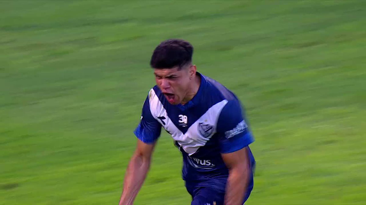 VÉLEZ ⬜️🔷⬜️ SE ASEGURÓ LA CIMA DEL TORNEO EN LINIERS Derrotó 1-0 a Sarmiento en el 30° aniversario de su Intercontinental. Gol de penal de Claudio Aquino. Con un partido más, les saca 5 puntos a los escoltas Racing y Huracán.