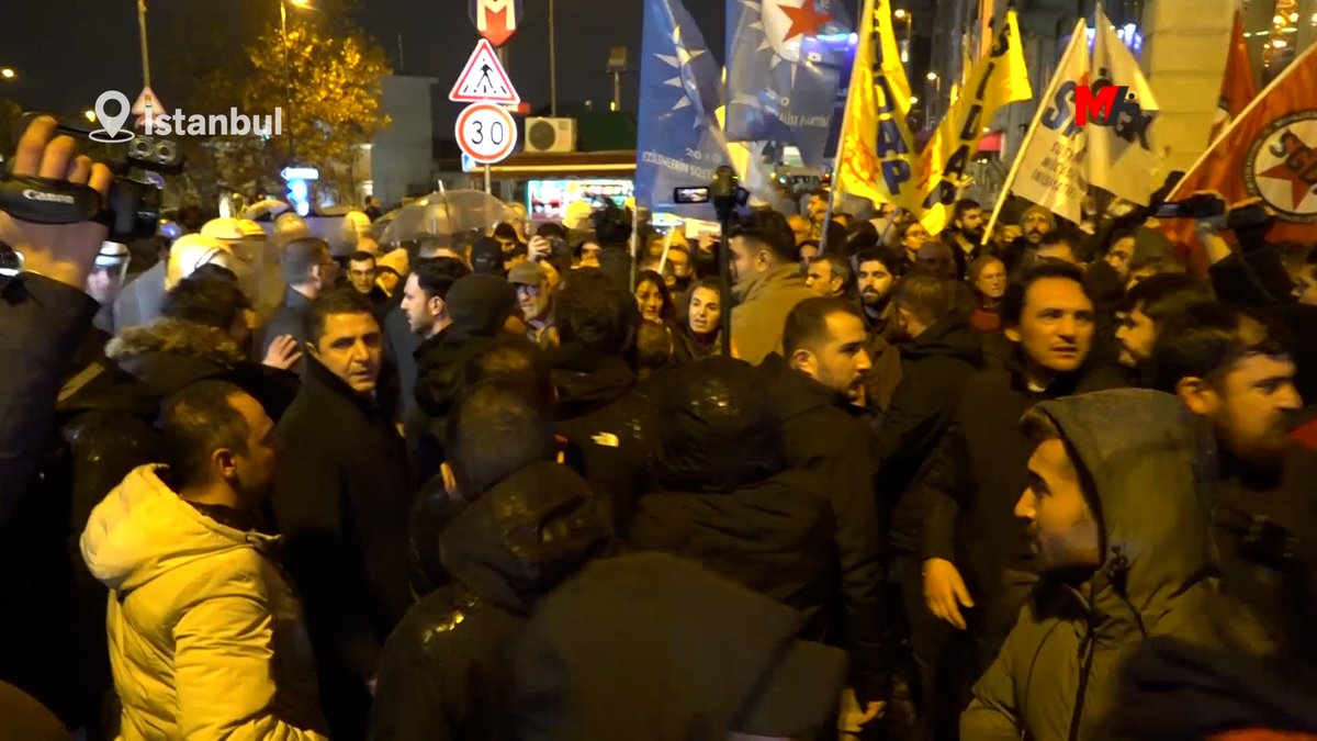 ⚪️ İstanbul’da toplanan vatandaşlar, Suriye’deki operasyonları protesto etti; “Yaşasın YPG’nin direnişi. Her yer Rojava her yer direniş.”