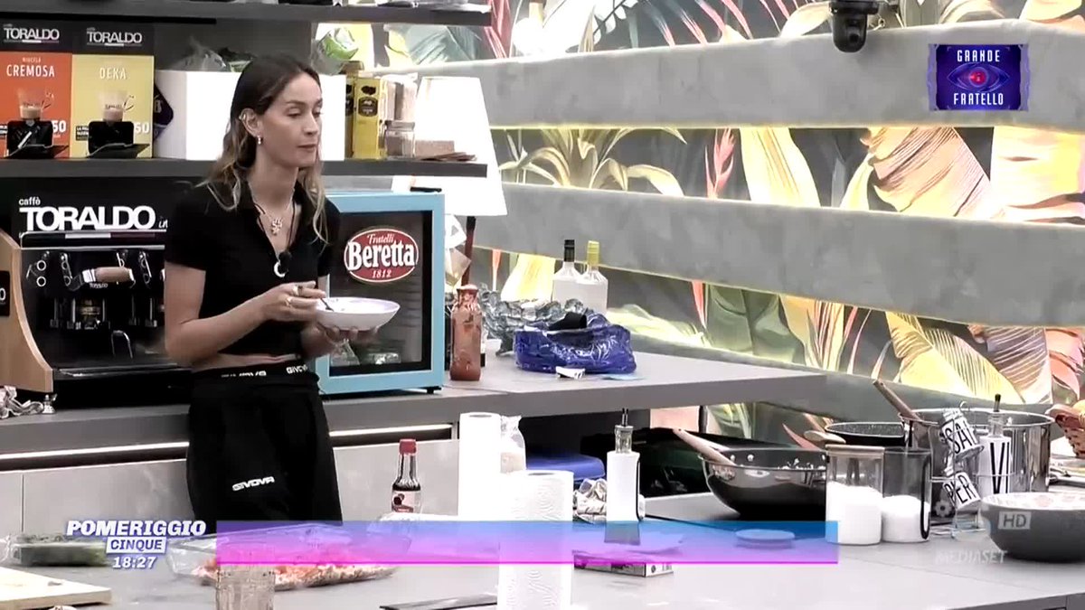 Shaila Gatta l’unica ridicola qui sei proprio tu. Come la soffre Helena Prestes. ROSICA ROSICA E ROSICAAAA #grandefratello