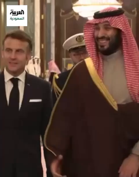 🎥 #فيديو | #ولي_العهد الأمير #محمد_بن_سلمان والرئيس #ماكرون يصافحان الوزراء والمسؤولين في البلدين، قبل عقد المباحثات الموسعة. #عكاظ #ماكرون_في_الرياض