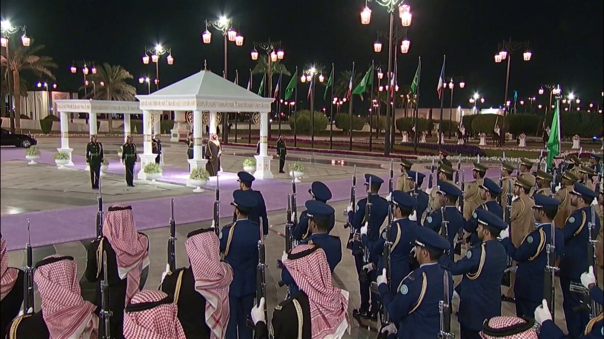 فيديو.. ولي العهد الأمير محمد بن سلمان يستقبل في قصر اليمامة في الرياض الرئيس الفرنسي. #ماكرون_في_الرياض -