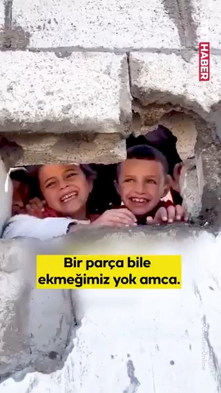 -Ne istiyorsun kızım? +Biraz un. -Neden una ihtiyacın var? +Bir parça bile ekmeğimiz yok amca. Gazze’nin çocukları...