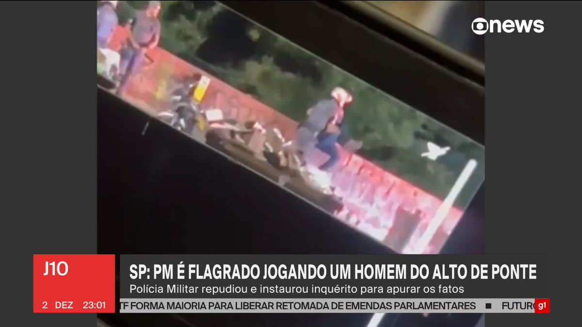 Um vídeo mostra o momento em que um policial militar joga um homem do alto de uma ponte na Zona Sul de São Paulo. O caso aconteceu na madrugada desta segunda-feira (2). ➡ Assista ao #J10: #GloboNews