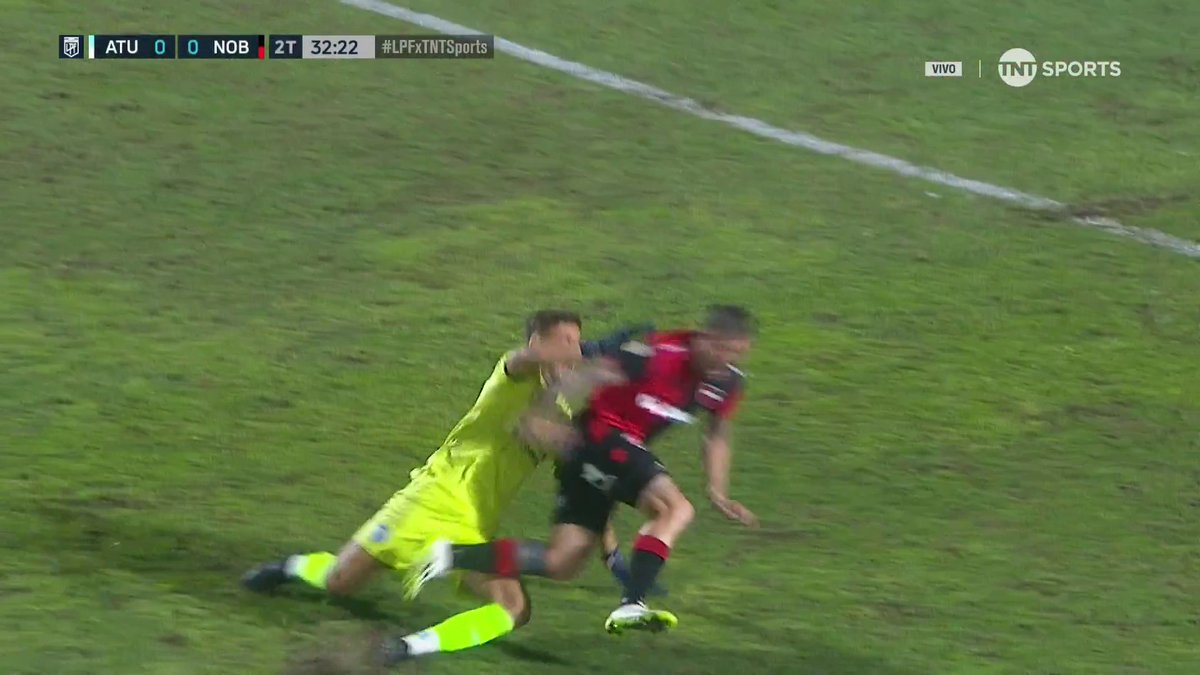 No hay explicación de porque Echavarría no cobró este penal para Newell's. El VAR Martinez Beligoy no llamó al árbitro para que revise la jugada.