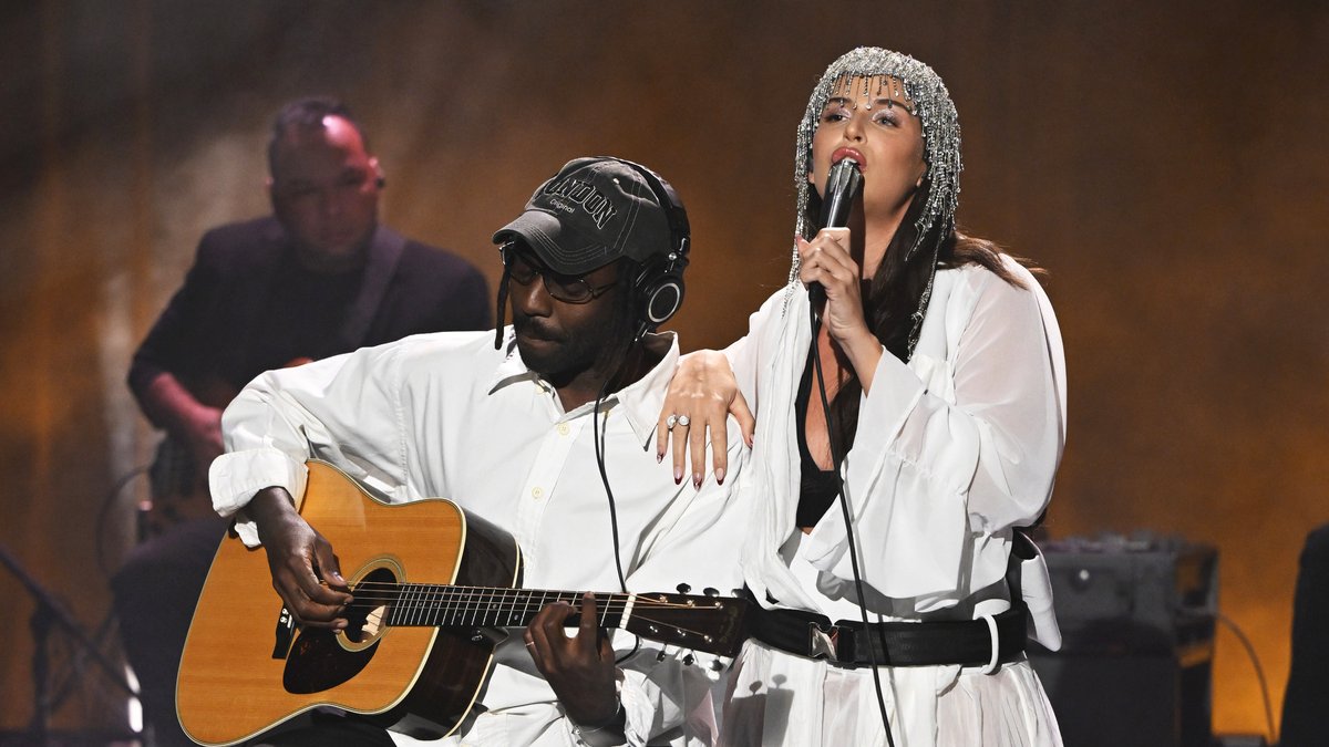 .Nathy Peluso ft. Blood Orange perform "EL DÍA QUE PERDÍ MI JUVENTUD"! Watch the full performance ⬇️ #FallonTonight