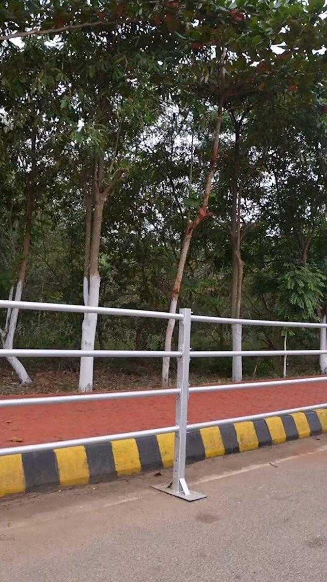 ସବୁଜିମା ଭରା ଭୁବନେଶ୍ଵର ଏବେ ବ୍ୟାରିକେଡ୍ ଘେରା ଜେଲ୍ ପରି ମନେ ହେଉଛି, କ’ଣ ଏହା ଲୋକଙ୍କ ସରକାରର ପରିଚୟ? ସ୍ଥାୟୀ ବ୍ୟାରିକେଡ୍ ଦ୍ଵାରା ସହରର ସୁନ୍ଦରତା ନଷ୍ଟ ହେଉଛି, ପଥଚାରୀ ନା ନା ଅସୁବିଧାରେ ପଡ଼ୁଛନ୍ତି। ସବୁଜ ସୁନ୍ଦର ଭୁବନେଶ୍ଵର ଏବେ ବ୍ୟାରିକେଡ୍ ମୟ ସହର ପାଲଟିଛି। #BJPAntiOdisha