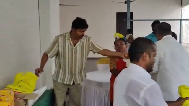 роЪрпЖройрпНройрпИропро┐ро▓рпН рооро┤рпИропро╛ро▓рпН рокро╛родро┐роХрпНроХрокроЯрпНроЯ роороХрпНроХро│рпБроХрпНроХрпБ роиро┐ро╡ро╛ро░рог роЙродро╡ро┐роХро│рпИ родрооро┐ро┤роХ ро╡рпЖро▒рпНро▒ро┐роХрпН роХро┤роХродрпНродро┐ройрпН родро▓рпИро╡ро░рпН @tvkvijayhq #родрооро┐ро┤роХро╡рпЖро▒рпНро▒ро┐роХрпНроХро┤роХроорпН