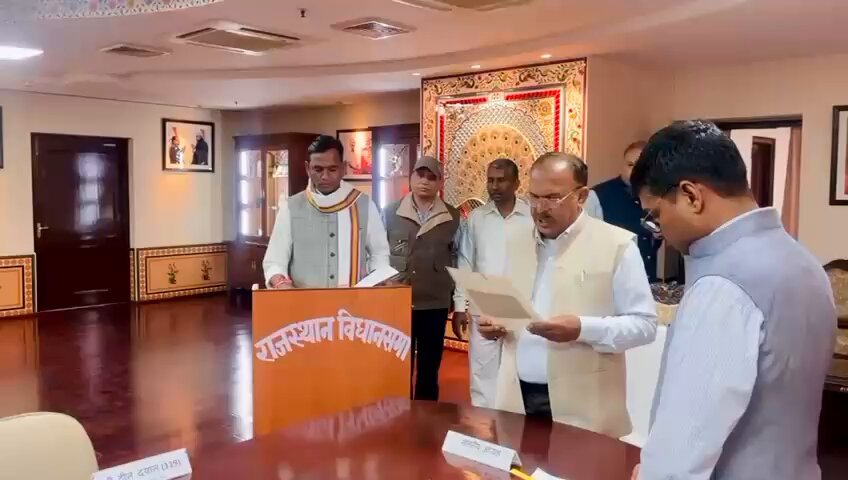 दौसा विधानसभा क्षेत्र की देवतुल्य जनता के आशीर्वाद से आज राजस्थान विधानसभा के सदस्य के रूप में पद एवं गोपनीयता की शपथ ली। विधानसभा का सदस्य होने के नाते मैं पूरी ईमानदारी एवं प्रतिबद्धता के साथ काम करूंगा। दौसा विधानसभा क्षेत्र की देवतुल्य जनता का हृदय से आभार।