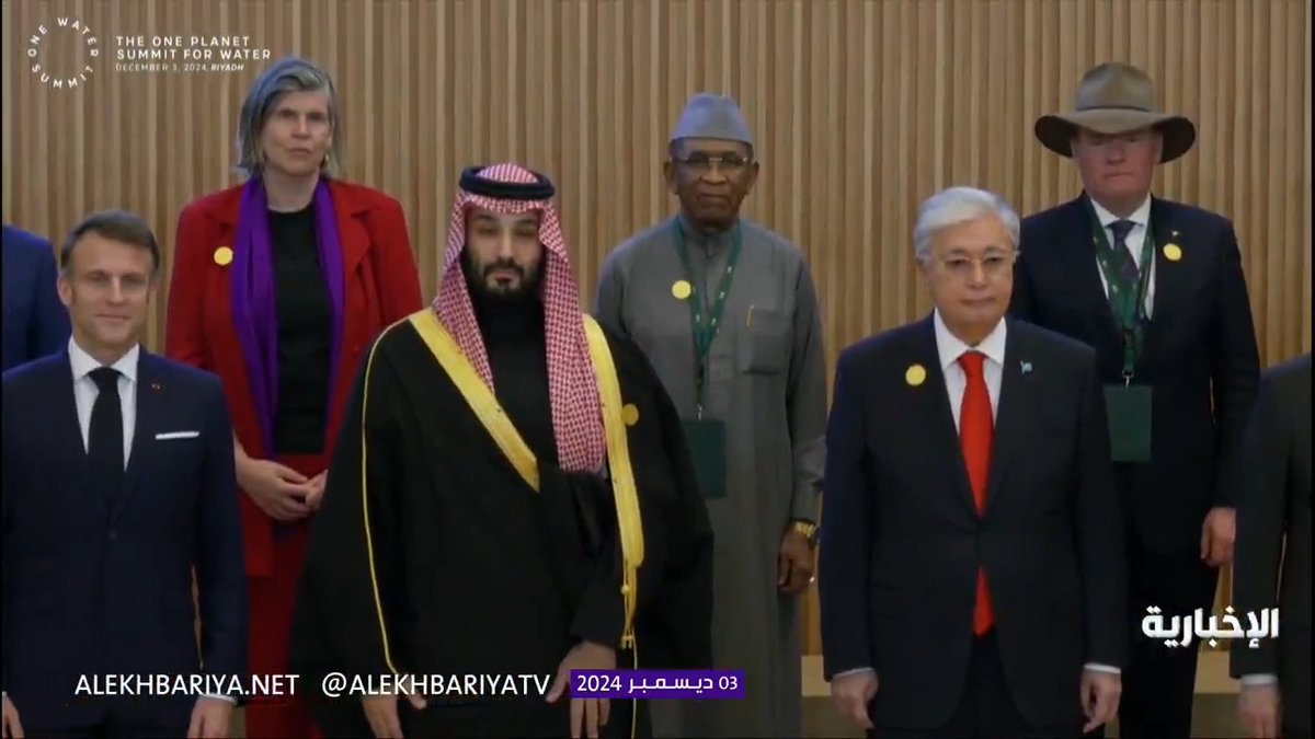 ولي العهد متوسطًا القادة المشاركين في الصورة الجماعية لـ #قمة_المياه_الواحدة. -