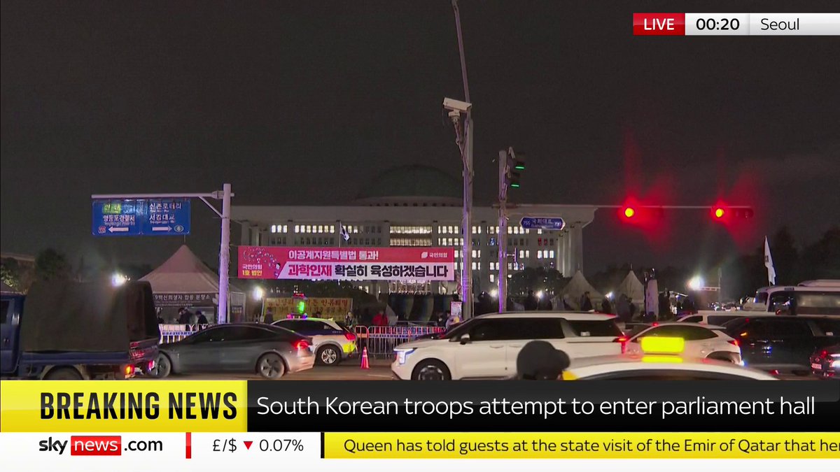 BREAKING: Television footage shows South Korean troops entering the main parliament hall. Meanwhile, South Korean news agency Yonhap has reported the entrance to the parliament building is blocked. Live updates: 📺 Sky 501 and YouTube