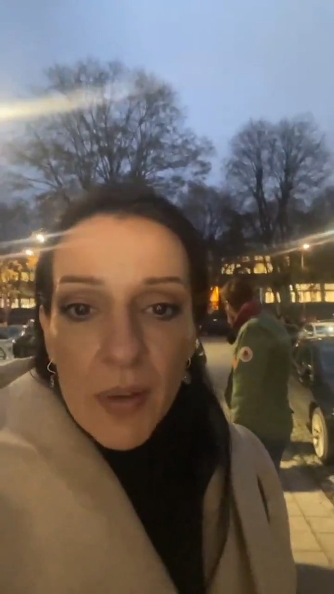.Marinika Tepić uživo iz Novog Sada ispred stanice Stari grad gde su privedeni trojica mladića. Advokat oktriva šta se trenutno dešava sa njima i za šta ih terete 👇🏻