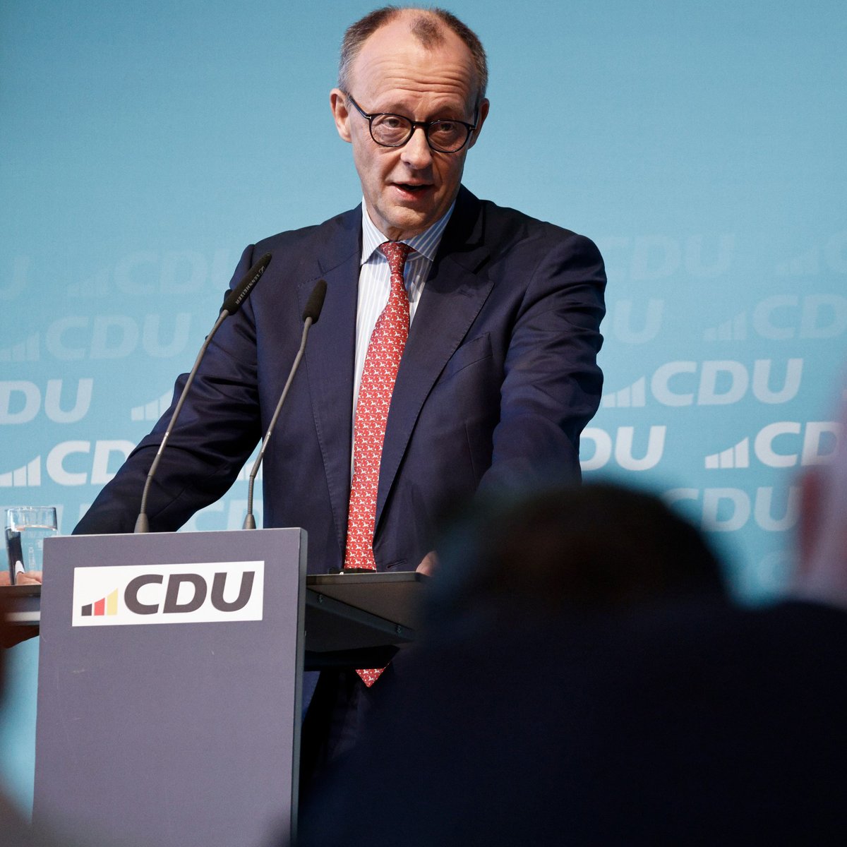 „Wir brauchen einen grundlegenden Politikwechsel. Wir müssen staatliche Eingriffe zurückfahren und klare, verlässliche Rahmenbedingungen schaffen. Nur so sichern wir Wachstum, Arbeitsplätze und Wohlstand in unserem Land. Dann wird es auch mit der deutschen Volkswirtschaft wieder aufwärts gehen.“ (tm)