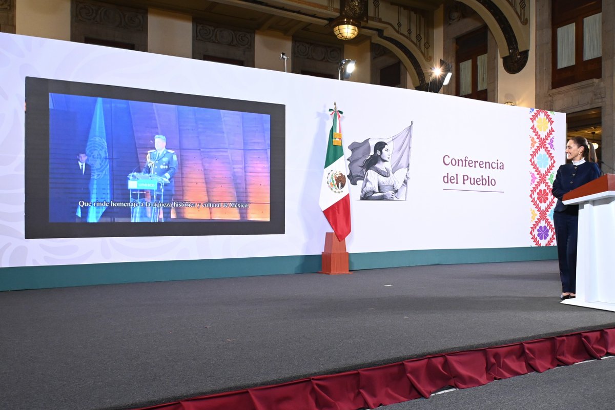 El general Gustavo Ricardo Vallejo Suárez, comandante del Agrupamiento de Ingenieros "Felipe Ángeles", recibe en nombre de México el Prix Versailles 2024, reconocimiento que posiciona al Aeropuerto Internacional Felipe Ángeles entre los seis aeropuertos más bellos del mundo. ¡Orgullo mexicano!