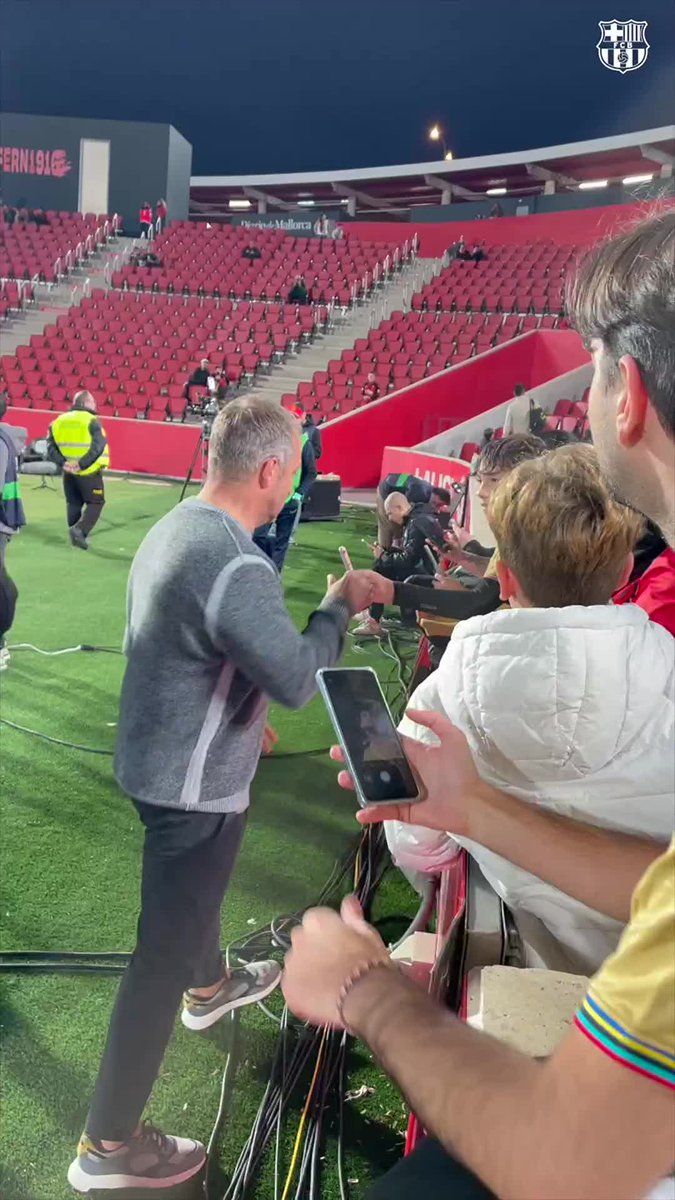 Hansi and the fans. ❤️