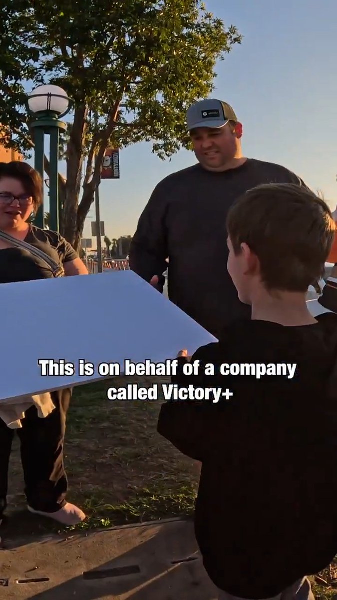 “My mom has cancer right now." 🥹🫶 Victory+ surprised four x - Anaheim Ducks fans with $1,000 cash, a free ticket upgrade, a meet-and-greet with players and $10,000 in groceries! The amazing plot twist: The family asked to pay it forward to a hot dog vendor. Must-watch moment.