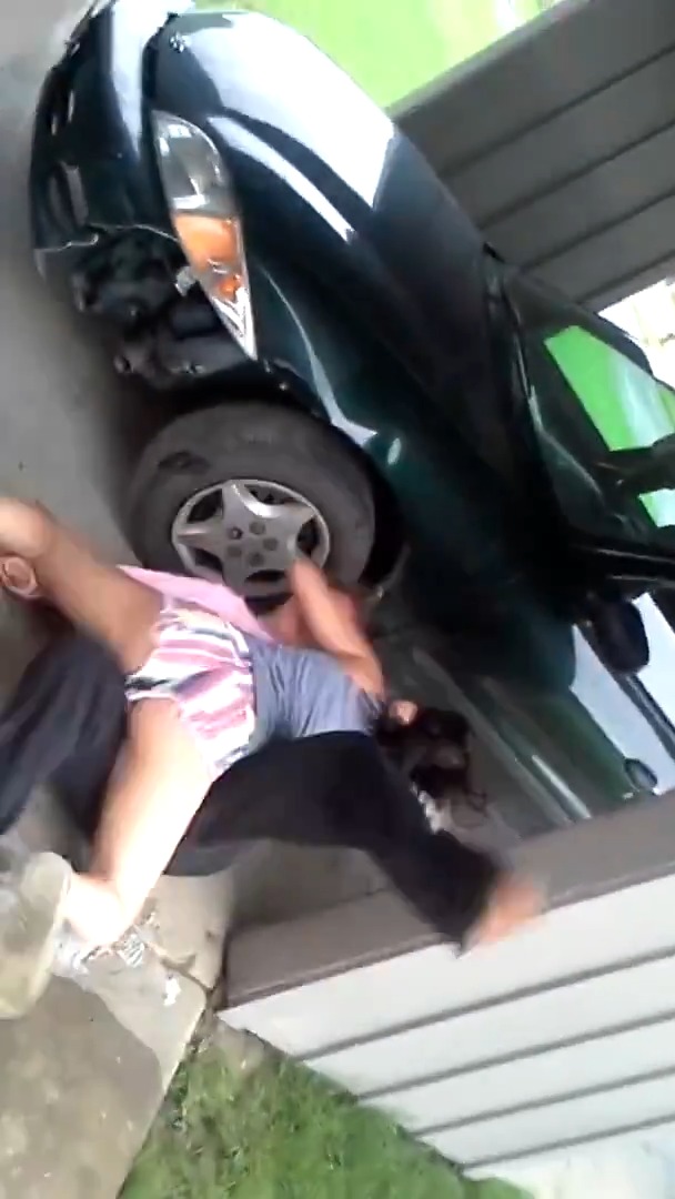 WILD! Girls fight in the front yard!