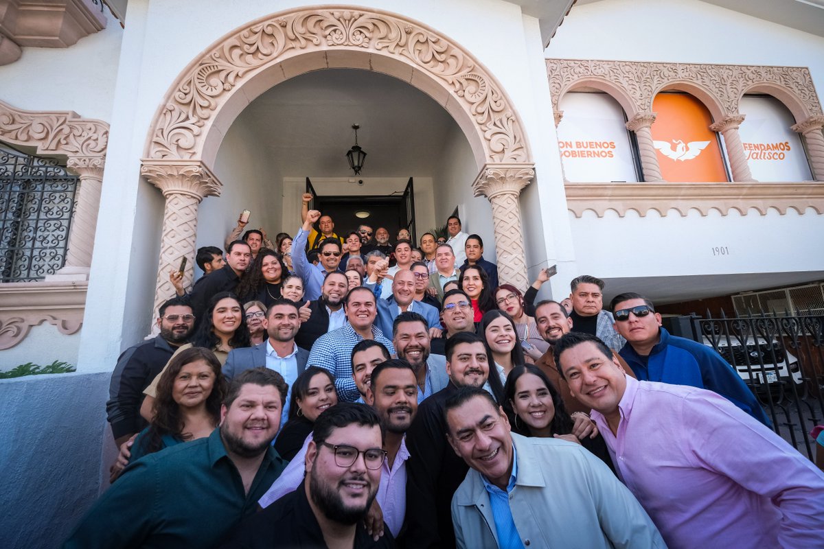 Con una emoción muy fuerte y agradecido de corazón, tuve el honor de inaugurar una sala con mi nombre en la casa de Movimiento Ciudadano Jalisco, el lugar desde el que transformamos la política en nuestra tierra y, en muchos sentidos, la vida de quienes nos atrevimos a luchar por este sueño: