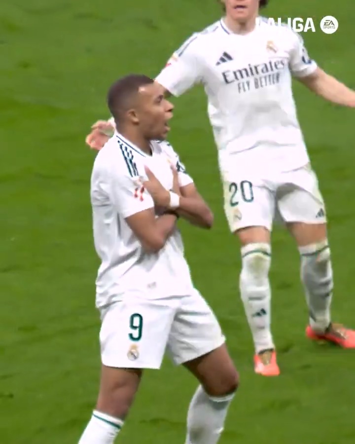 La finition de Mbappé sur ce but, 𝗖’𝗘𝗦𝗧 𝗙𝗢𝗥𝗧. 😮💨🇫🇷 Un micro-coup d’œil pour se situer, pas plus. 🎥 LALIGA