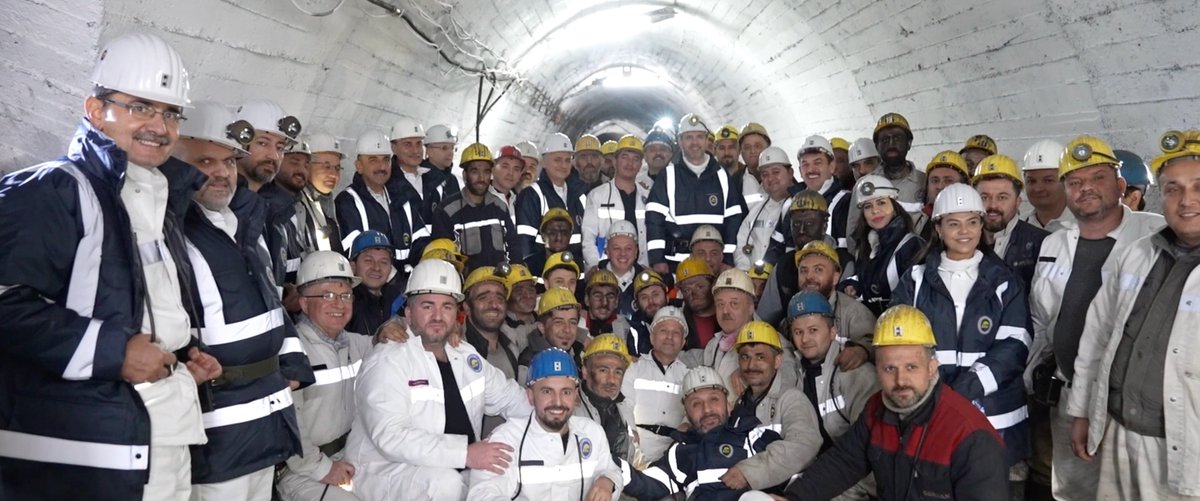 Yerin metrelerce altında alın teri döken, ülkemizin refahı ve kazancı için çalışan fedakâr madencilerimizin hakkını ödeyemeyiz. Bu zorlu mesleği özveriyle icra eden tüm madencilerimizin Dünya Madenciler Günü’nü kutluyorum.