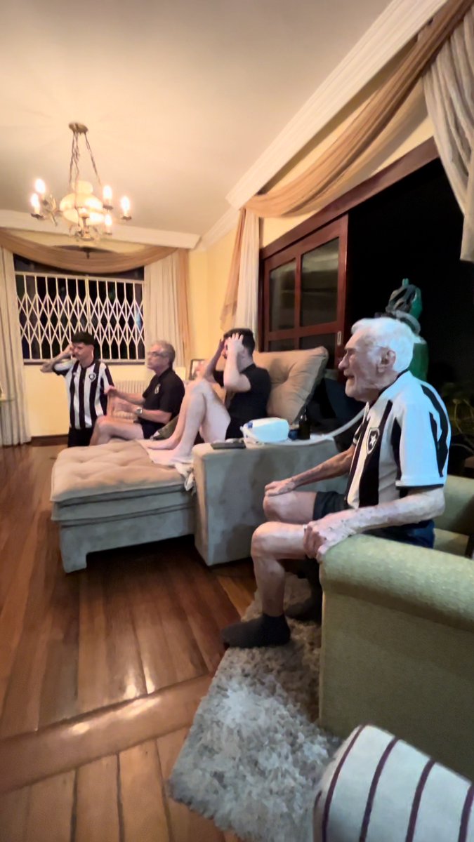 Üç kuşak boyunca Botafogolu olan bir aile, kulüplerinin tarihlerinde yaşadığı ilk Libertadores şampiyonluğuna birlikte şahit oluyorlar. 🥹