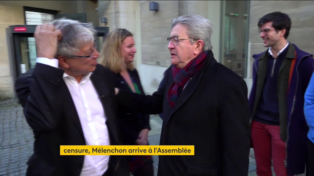 🔴 À quelques heures du vote des motions de censure, Jean-Luc Mélenchon arrive à l'Assemblée, accueilli par des membres de #LFI, sa formation politique.