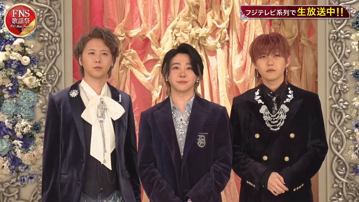 ＼🌟 #FNS歌謡祭 🌟／ まもなく！ Mrs. GREEN APPLE 🍏 の皆さんが再び登場🌟 ライブで大盛り上がりする #コロンブス を 披露していただきます！🎸 お楽しみに☺️✨ #MrsGREENAPPLE