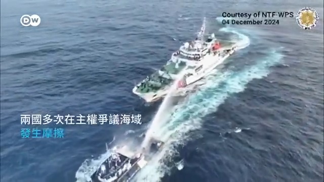 中菲黄岩岛再起冲突: 菲律宾控中国海警水炮攻击菲方船只 菲律宾周三(12月4日)指控中国海警船发射强力水炮,并拦截、擦撞一艘菲方巡逻船。中国海警局则称,菲律宾四舰艇擅闯黄岩岛并冲撞中国海警船,菲方才是"不折不扣的挑衅者"。